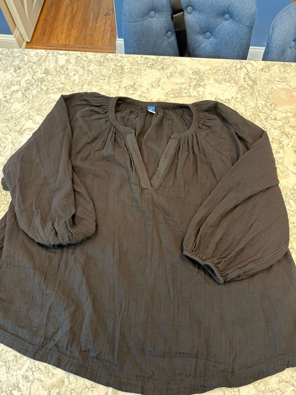 Old Navy Split-Neck Crinkle Gauze Top - Picture 4 of 10